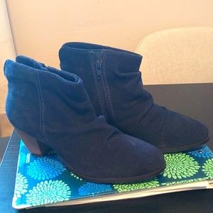 Navy blue/black booties
